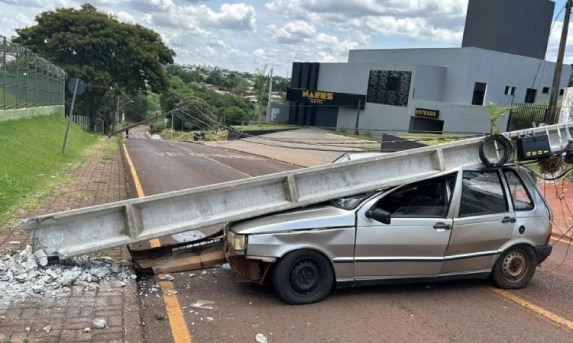 CASCAVEL: Uno derruba dois postes no Alto Alegre.