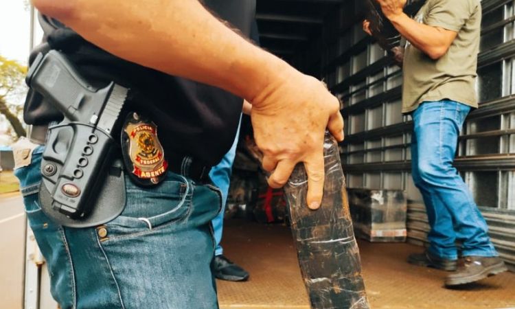 CASCAVEL – Polícia Federal Destrói 7 Toneladas de Drogas com Grande Efetivo de Agentes CASCAVEL – Polícia Federal Destrói 7 Toneladas de Drogas com Grande Efetivo de Agentes