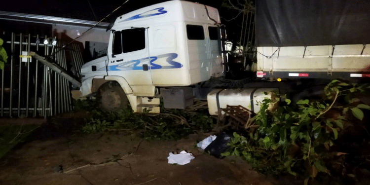 CASCAVEL:Carreta perde freio, invade casa e deixa rastro de destruição no Bairro Morubi.