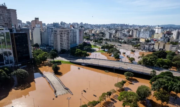 Chega a 100 o número de mortes confirmadas no Rio Grande do Sul.