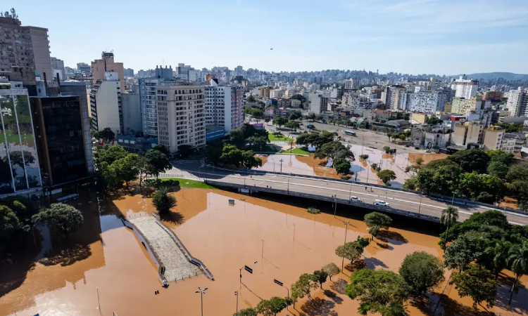 Chega a 100 o número de mortes confirmadas no Rio Grande do Sul.