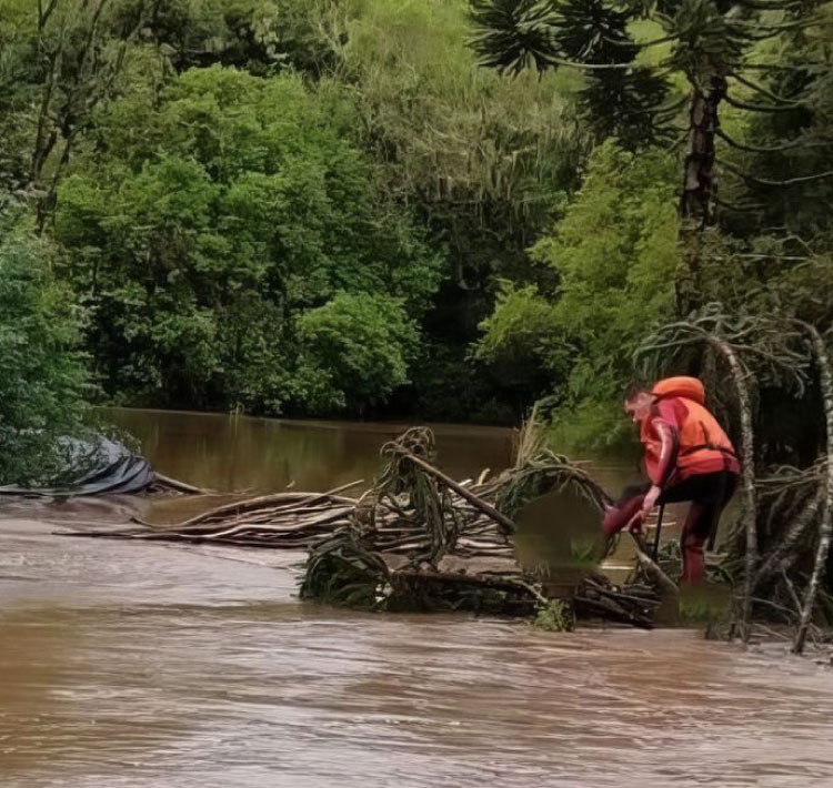 Chuvas intensas afetam ao menos 78 cidades de Santa Catarina.