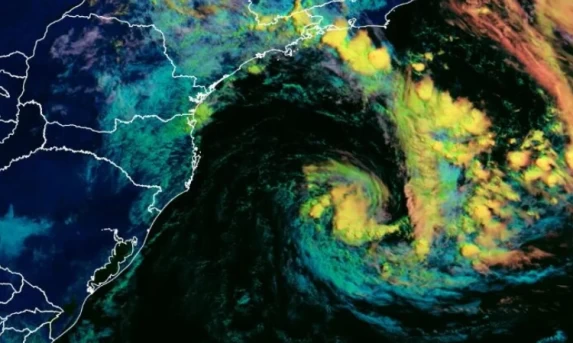 Ciclone raro com comportamento atípico coloca meteorologistas em alerta no Sul do Brasil