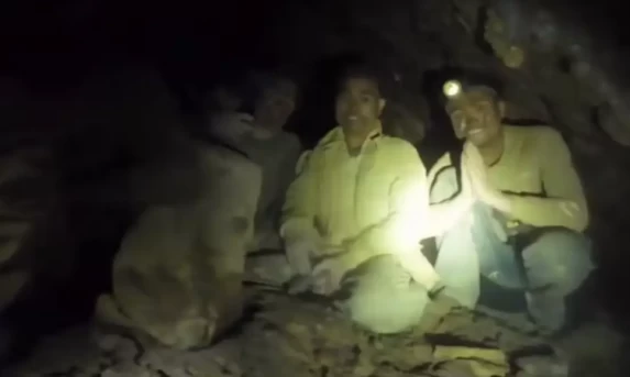 Cinco sobreviventes são resgatados com vida após uma semana presos em caverna inundada no Laos