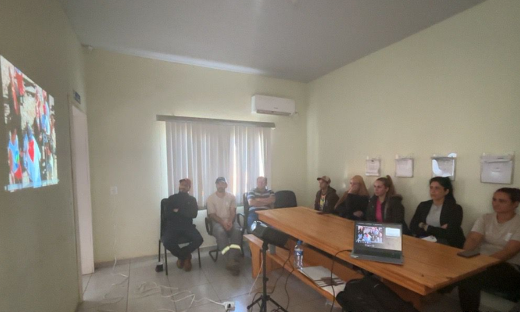 Coletores da Associação ACOMARG recebem palestra voltada a capacitação e autogestão associativismo.
