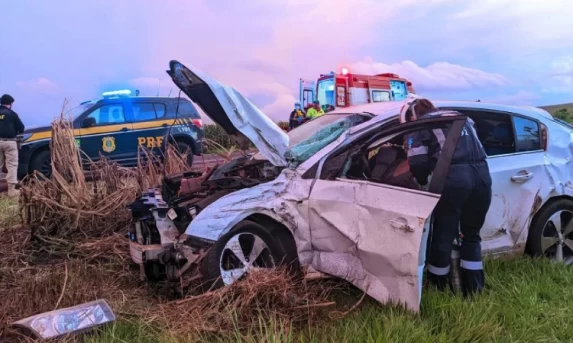 Colisão seguida de capotamento deixa mulher de 47 anos ferida na BR-277.