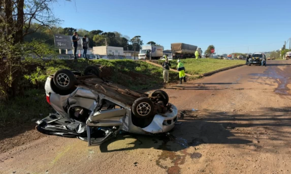 Colisão transversal entre carro e caminhão deixa um morto e um ferido grave na BR-369 em Cascavel