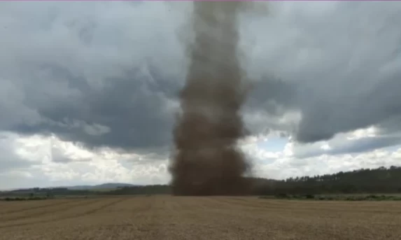 Com 20 casas destruídas por tornado em Piraí do Sul, Paraná se prepara para o avanço do El Niño