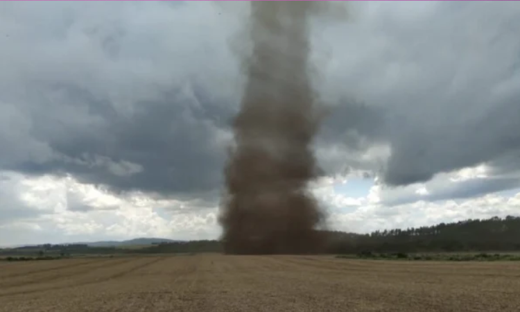 Com 20 casas destruídas por tornado em Piraí do Sul, Paraná se prepara para o avanço do El Niño