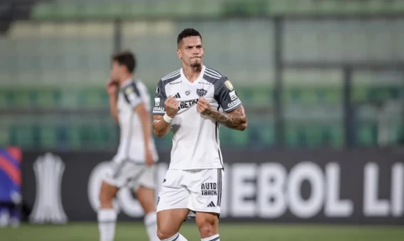 Com dois de Paulinho, Atlético-MG goleia Caracas na Libertadores.