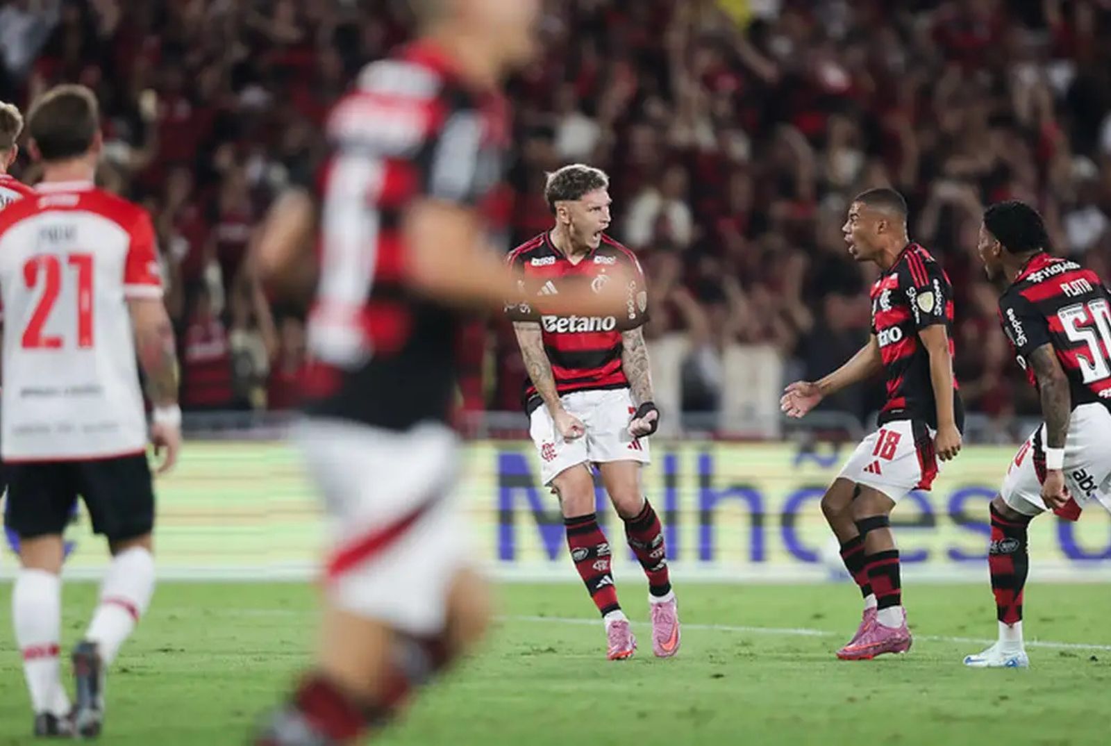 Com gol relâmpago, Flamengo vence Estudiantes e larga na frente na Libertadores Com gol relâmpago, Flamengo vence Estudiantes e larga na frente na Libertadores