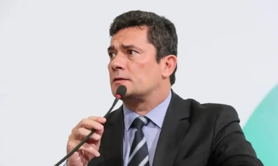 Com votação em 3 a 1, Desembargador pede vista e suspende julgamento de Moro.