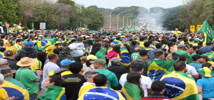 Comandantes militares condenam restrições a direitos de manifestantes e “excessos” nas manifestações.