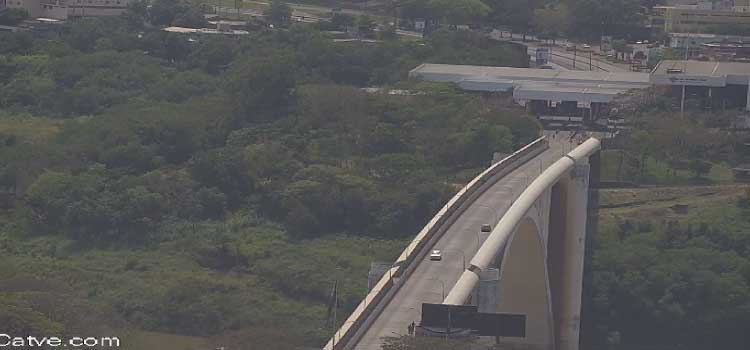 Comércio fechado no Paraguai e movimento tranquilo na Ponte da Amizade.