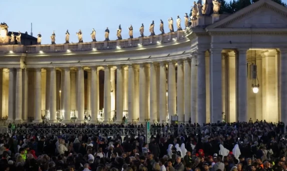 Conclave: Vaticano tem fumaça preta após nova votação