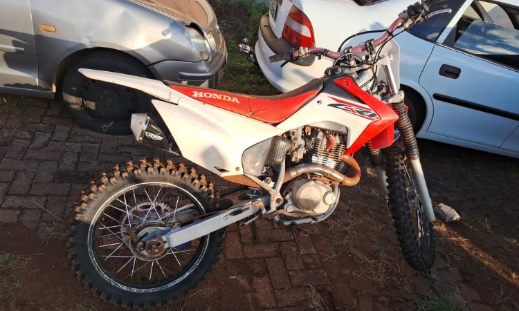 CONFUSÃO NO CENTRO: Motociclista embriagado colide contra dois carros, foge da polícia, faz manobras perigosas e acaba preso em Catanduvas