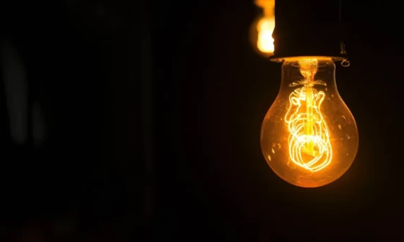 Conta de luz sobe 7,42% em setembro e puxa prévia da inflação para 0,70%, aponta IBGE