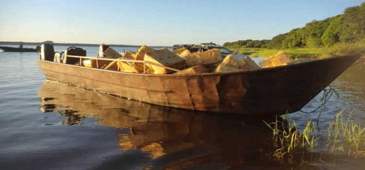 CONTRABANDO: Ação conjunta apreende embarcação com 100 caixas de cigarros estrangeiros contrabandeados no Lago de Itaipu.