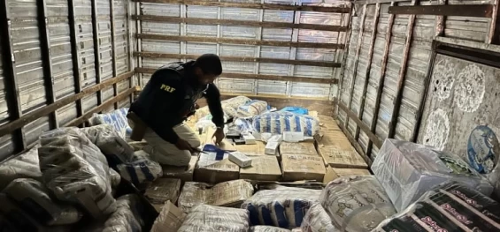 CONTRABANDO: Policiais Rodoviários Federais apreendem produtos contrabandeados em meio a carga de arroz em Santa Terezinha de Itaipu.