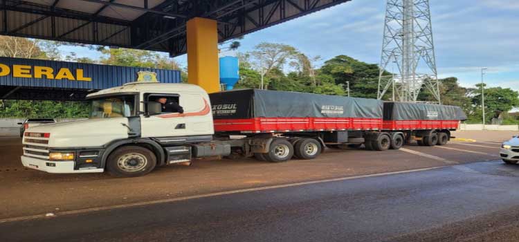 CONTRABANDO: PRF apreende 400 mil maços de cigarros em Cascavel (PR).