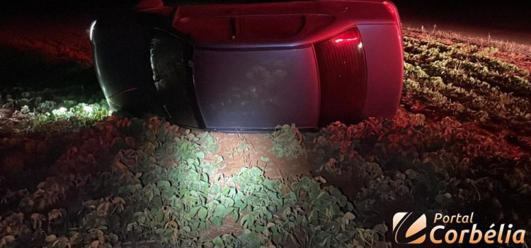 CORBÉLIA: Durante fuga da polícia, condutor perde controle de carro e capota em estrada rural.