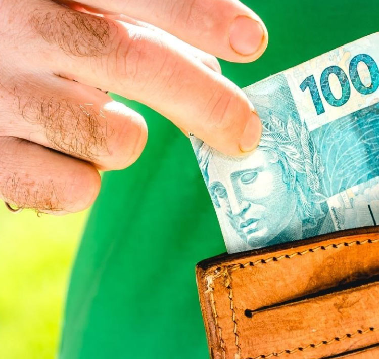 Corrigido só pela inflação, como nos últimos anos, salário mínimo seria de R$ 1.285 em 2023; proposta de orçamento prevê R$ 1.302.