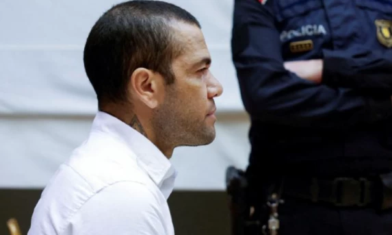 Daniel Alves é condenado a 4 anos e 6 meses de prisão por agressão sexual.
