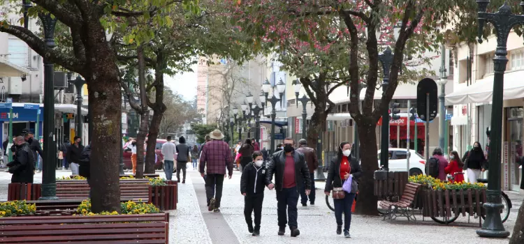 Decreto estende horário de funcionamento do comércio e reduz toque de recolher