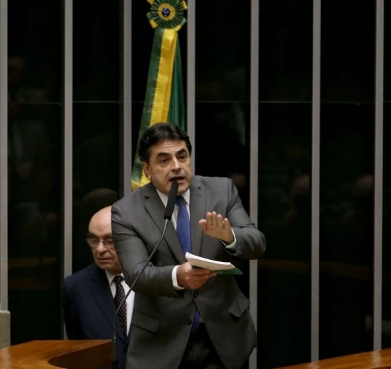 Deputados protocolam PEC que permite derrubada de decisões do STF.