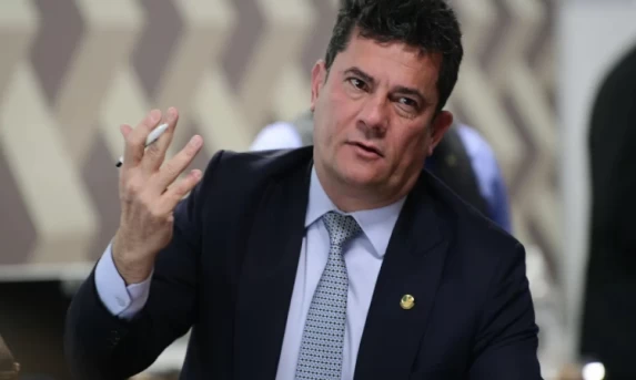 Desembargadores votam por absolvição de Moro; placar está 3 a 1 a favor do senador.