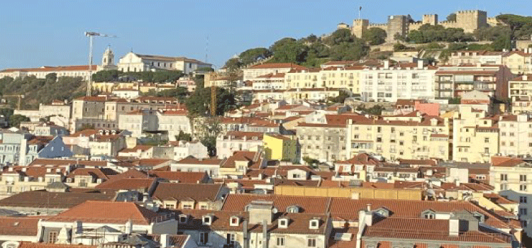 Desempregados e sem dinheiro, brasileiros em Portugal pedem ajuda para retornar ao Brasil.