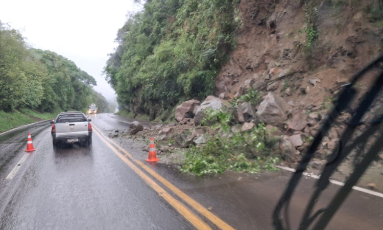 Deslizamento de terra bloqueia parcialmente a BR-277 em Guaraniaçu