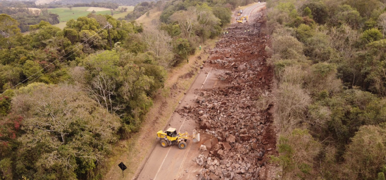 Detonações de rochas na BR 277 seguem em andamento