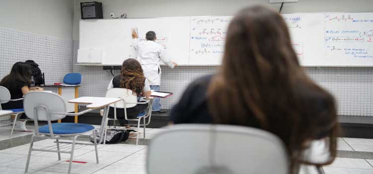 DIA DO PROFESSOR: docentes contam como está sendo preparo para o Enem