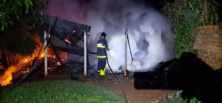 DIAMANTE DO SUL:  Residência é consumida pelo fogo na madrugada deste sábado.