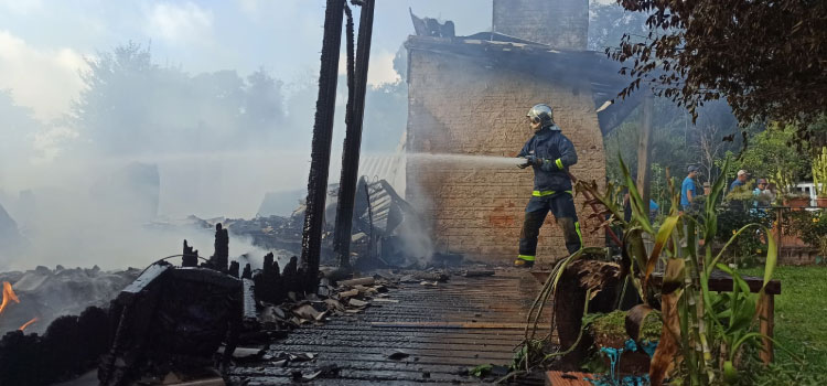 DIAMANTE DO SUL:  Residência é consumida pelo fogo na manhã desta quinta-feira.