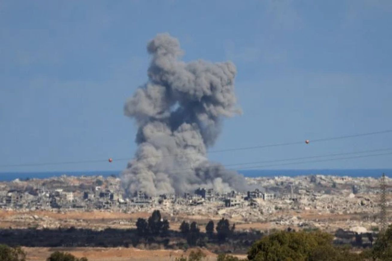 DOIS ANOS DE GUERRA: Israel Bombardeia Gaza Enquanto Negociações por Cessar-Fogo Seguem no Egito DOIS ANOS DE GUERRA: Israel Bombardeia Gaza Enquanto Negociações por Cessar-Fogo Seguem no Egito