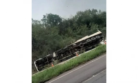 Dois caminhões tombam na BR-163.