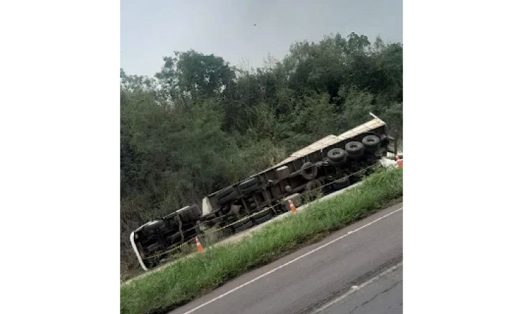 Dois caminhões tombam na BR-163.