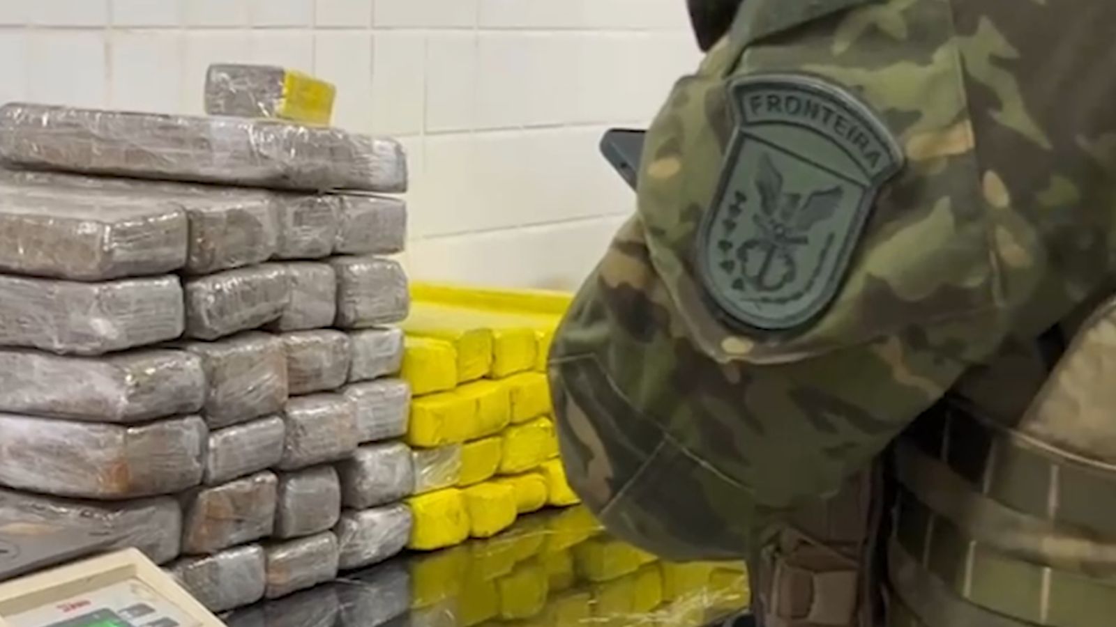 Dois homens são presos com quase 50 quilos de maconha na BR-277 Dois homens são presos com quase 50 quilos de maconha na BR-277