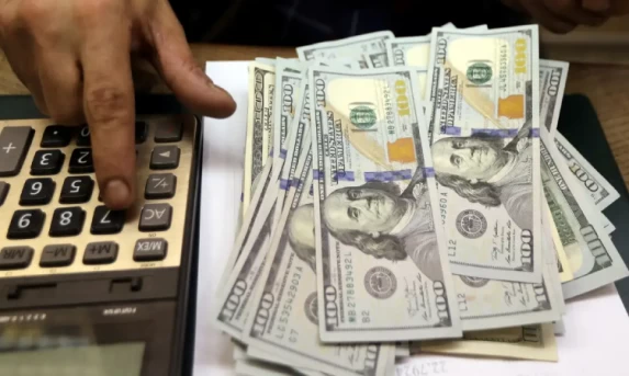 Dólar cai para R$ 5,48 após anúncio de corte de R$ 25 bi no orçamento.