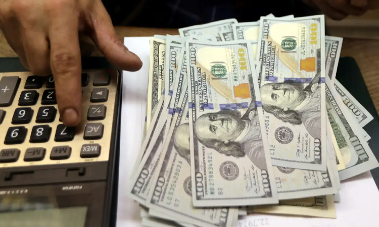 Dólar cai para R$ 5,48 após anúncio de corte de R$ 25 bi no orçamento.