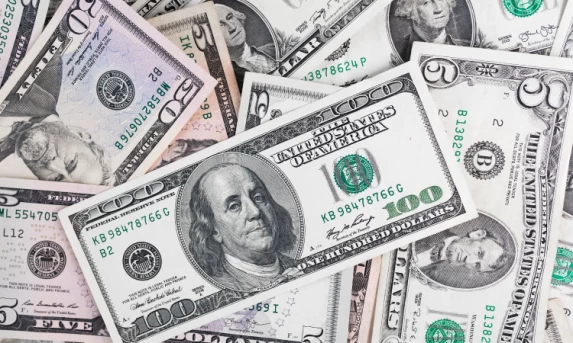 Dólar recua para R$ 5,50 com expectativa de corte de juros nos EUA