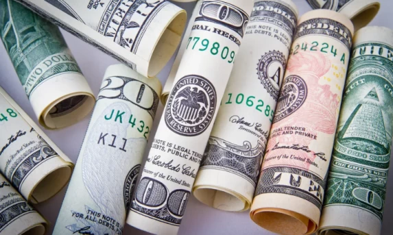 Economia: Dólar cai abaixo de R$ 5,20 e Bolsa bate recorde histórico em 