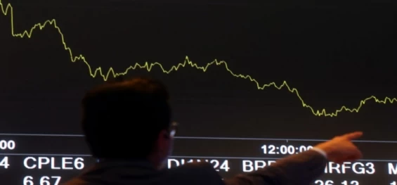 ECONOMIA: Dólar sobe para R$ 4,98 em mais um dia de turbulência no mercado.