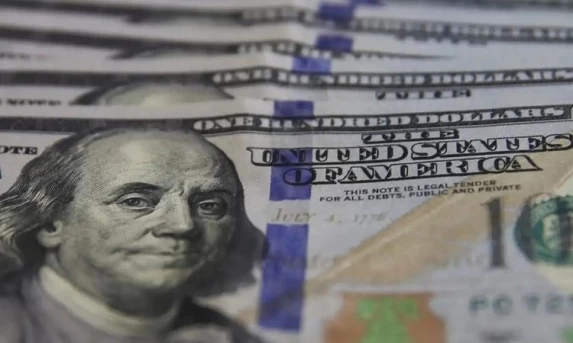 Economia: Guerra no Oriente Médio faz preço do petróleo disparar e dólar subir; cenário acende alerta para inflação no Brasil