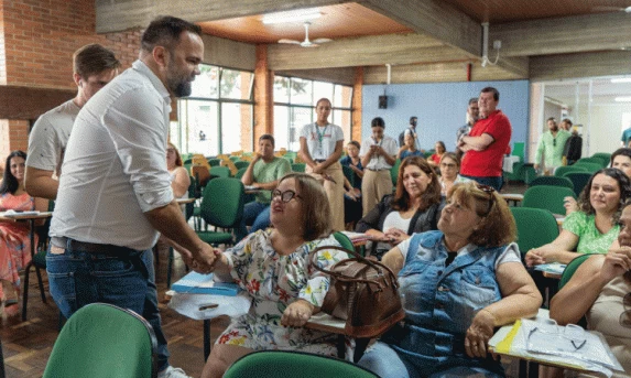 EDUCAÇÃO: 1.195 professores e pedagogos começam a tomar posse para reforçar ensino do Paraná.