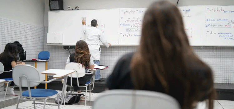 EDUCAÇÃO: Alunos do Ensino Médio podem receber bolsa a partir de março.