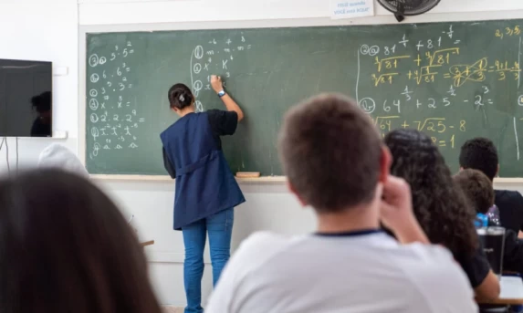 Educação do PR abre PSS para contratar professores e pedagogos com salários de até R$ 6,9 mil