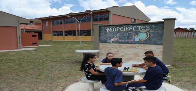 EDUCAÇÃO: Para melhorar aprendizagem, Estado propõe gratificação para diretores e auxiliares.